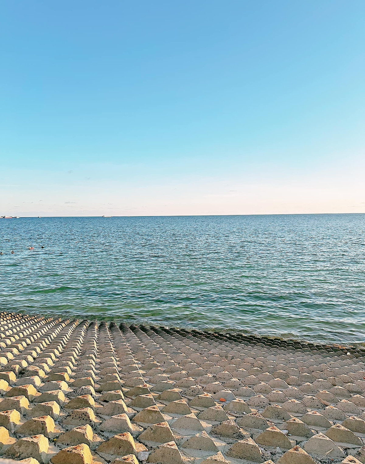 Về cảnh quan và con người Phú Quý, Hương Hà cho hay: "Phú Quý đang vào mùa du lịch nên điểm check-in hot nào cũng rất đông. Mọi góc ở Phú Quý đều rất đẹp nên không nhất thiết phải đến những điểm hot mới có ảnh đẹp. Mình cũng rất thích cách nói chuyện của người dân Bình Thuận. Những người mình gặp trong suốt chuyến đi đều rất dễ thương khiến mình cảm thấy tính cách của chúng mình khi ở đảo cũng vui vẻ, dễ thương hơn...".