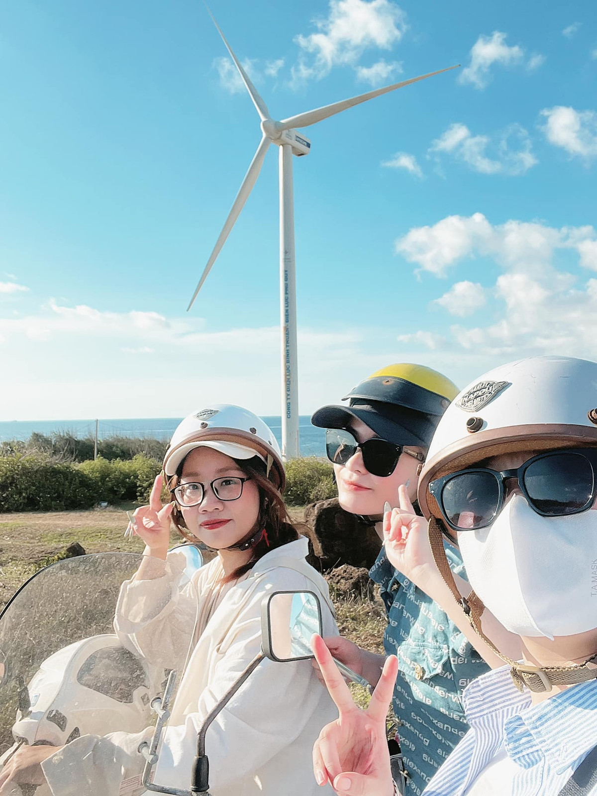 "Chuyến du lịch Phú Quý của mình tuy gặp nhiều khó khăn trong việc di chuyển, nhưng lại mang đến những trải nghiệm vô cùng tuyệt vời. Vẻ đẹp hoang sơ, bình yên của hòn đảo cùng những con người thân thiện, mến khách đã khiến mình hoàn toàn bị chinh phục. Đây chắc chắn sẽ là điểm đến mà mình muốn quay trở lại nhiều lần nữa", Hương Hà chia sẻ.