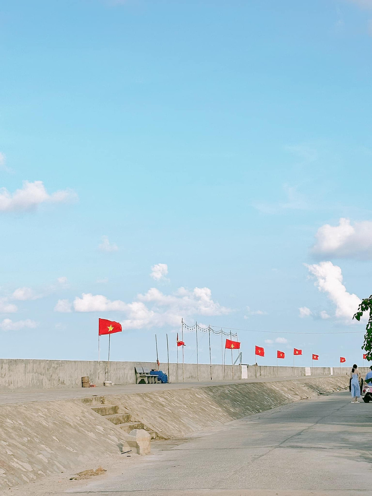 Một ngày mới tại "viên ngọc xanh" Phú Quý bắt đầu với hành trình di chuyển bằng tàu ra đảo từ Phan Thiết. Sau khi đặt chân đến hòn đảo xinh đẹp này, nhóm bạn trẻ đã tranh thủ thời gian khám phá đảo bằng xe máy và chọn dốc Phượt làm điểm đến đầu tiên để đón bình minh. Trong bầu không khí trong lành và tĩnh lặng, họ được chiêm ngưỡng khoảnh khắc tuyệt đẹp của đất trời khi những tia nắng đầu tiên ló rạng sau màn sương mỏng.Tiếp theo, nhóm bạn di chuyển đến chợ xã Tam Thanh và điểm hẹn để tham gia tour du lịch Hòn Tranh. Tại đây, họ không chỉ được khám phá vẻ đẹp hoang sơ của hòn đảo mà còn có cơ hội trải nghiệm chèo SUP, tự do ngắm nhìn khung cảnh thiên nhiên tuyệt đẹp.