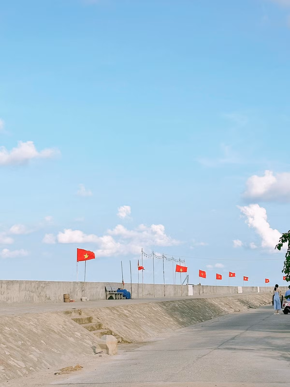 Một ngày mới tại "viên ngọc xanh" Phú Quý bắt đầu với hành trình di chuyển bằng tàu ra đảo từ Phan Thiết. Sau khi đặt chân đến hòn đảo xinh đẹp này, nhóm bạn trẻ đã tranh thủ thời gian khám phá đảo bằng xe máy và chọn dốc Phượt làm điểm đến đầu tiên để đón bình minh. Trong bầu không khí trong lành và tĩnh lặng, họ được chiêm ngưỡng khoảnh khắc tuyệt đẹp của đất trời khi những tia nắng đầu tiên ló rạng sau màn sương mỏng.Tiếp theo, nhóm bạn di chuyển đến chợ xã Tam Thanh và điểm hẹn để tham gia tour du lịch Hòn Tranh. Tại đây, họ không chỉ được khám phá vẻ đẹp hoang sơ của hòn đảo mà còn có cơ hội trải nghiệm chèo SUP, tự do ngắm nhìn khung cảnh thiên nhiên tuyệt đẹp.