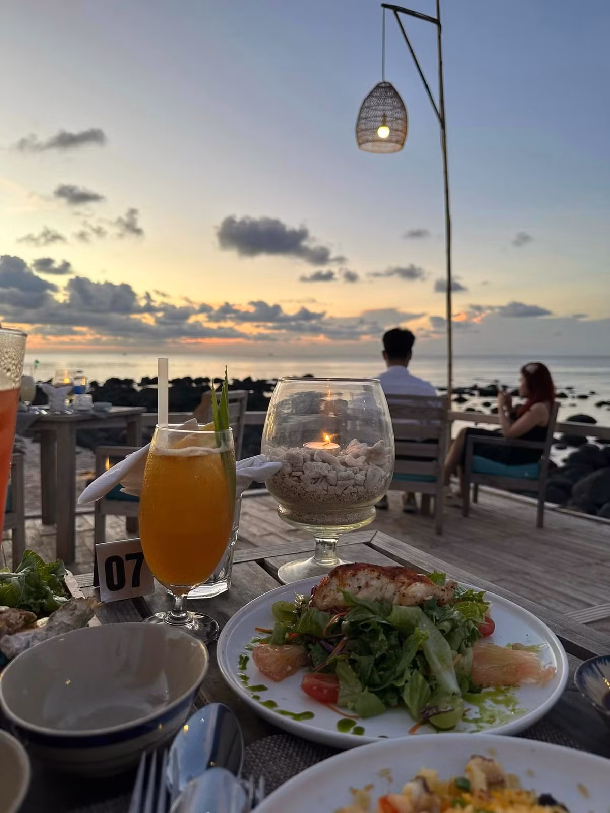 Hành trình đến với Phú Quý của Hà và bạn gặp nhiều khó khăn trong việc di chuyển. Do địa hình đặc biệt, để đến được hòn đảo xinh đẹp này, du khách cần di chuyển qua 3 chặng đường từ miền Bắc. Hiểu được điều này, Hà và bạn đã ưu tiên lựa chọn những phương tiện nhanh nhất để tiết kiệm thời gian và sức khỏe cho việc vui chơi, khám phá. Chặng 1: Hải Phòng - TP.HCM: Hà di chuyển bằng máy bay từ Hải Phòng vào TP.HCM. Sau đó, cô và bạn book xe riêng từ sân bay về homestay tại Phan Thiết. Thời gian di chuyển khá nhanh, chỉ khoảng 2-2,5 tiếng đồng hồ. Chặng 2: Phan Thiết - Phú Quý: Từ Phan Thiết, Hà và bạn di chuyển ra đảo Phú Qúy bằng tàu Superdong. Nhờ đi lại trong điều kiện biển êm và có uống thuốc chống say tàu nên cả hai đã có một chuyến đi khá suôn sẻ. Sau khoảng 2 tiếng, họ đã đặt chân đến hòn đảo xinh đẹp.