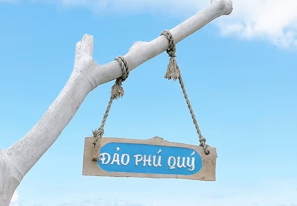 Bắt đầu hành trình khám phá Phú Quý với dốc Phượt, nơi bạn có thể đón ánh bình minh đầu tiên trên hòn đảo. Tiếp theo, hãy tham gia tour du lịch Hòn Tranh để chiêm ngưỡng vẻ đẹp của những rặng san hô rực rỡ cùng hệ sinh thái biển đa dạng. Chuyến hành trình sẽ đưa bạn đến những địa điểm nổi tiếng như phong điện, đường Chị Nên, vịnh Triều Dương và bãi Lăng, hứa hẹn mang đến cho bạn những trải nghiệm vô cùng thú vị.