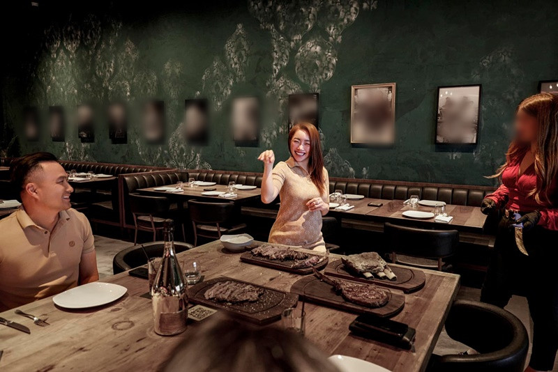 Vợ Chi Bảo hài hước bắt chước động tác rắc muối của Salt Bae.