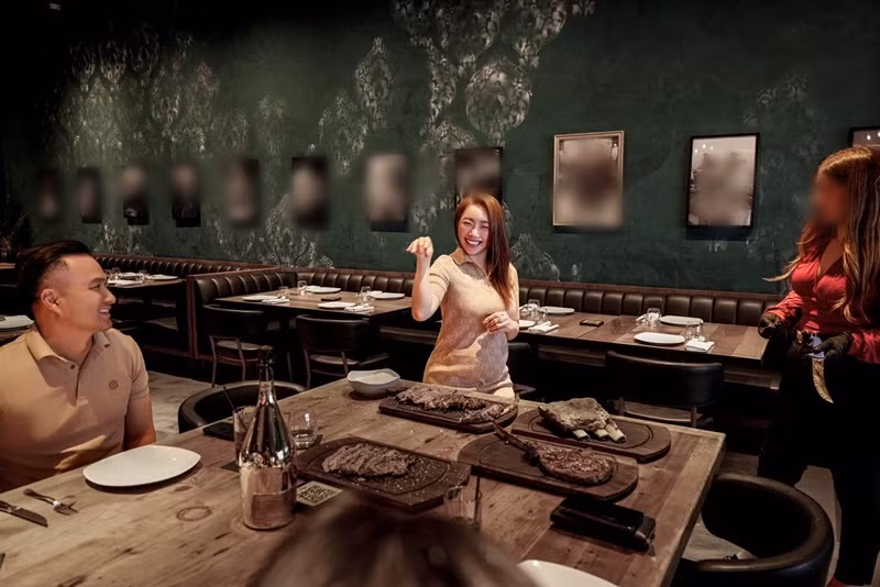 Vợ Chi Bảo hài hước bắt chước động tác rắc muối của Salt Bae.