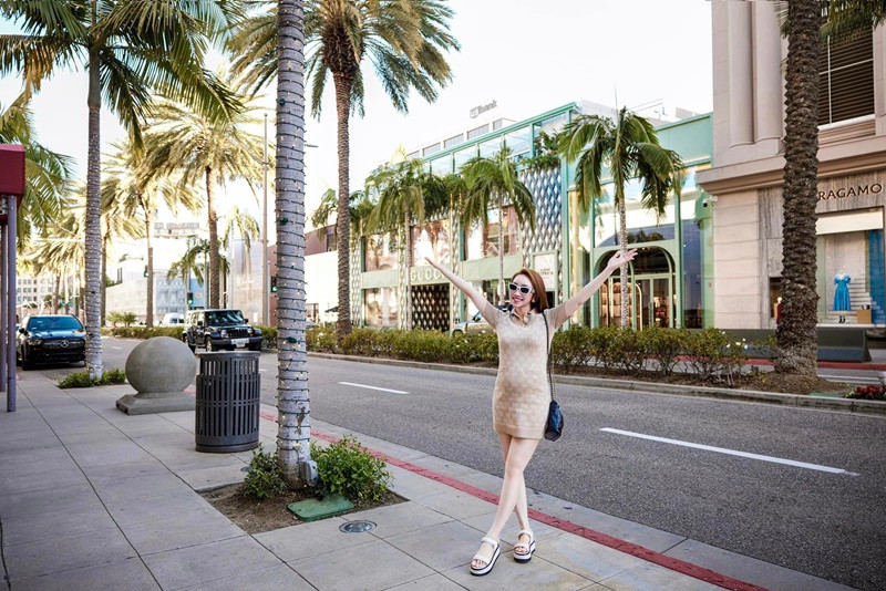 Vợ Chi Bảo khoe dáng trước khu mua sắm.