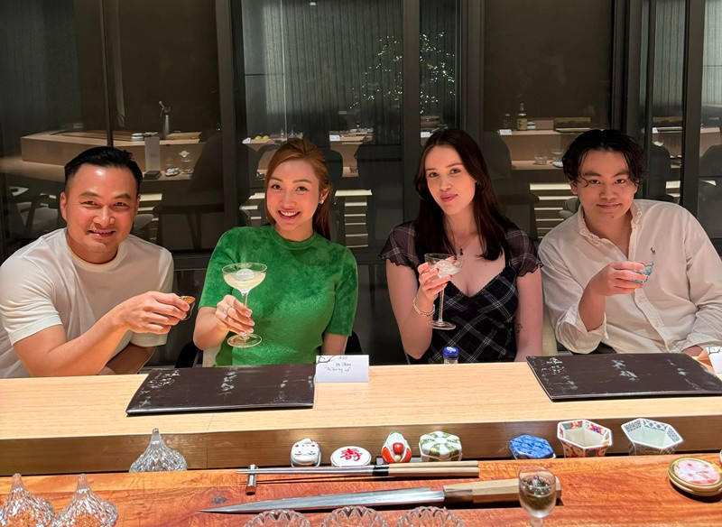 Lý Thuỳ Chang có mối quan hệ tốt đẹp với con trai riêng của Chi Bảo - Gia Cát. Cách đây không lâu, khi về nước nghỉ hè, Gia Cát cùng bạn gái đi ăn uống, du lịch cùng vợ chồng Chi Bảo.