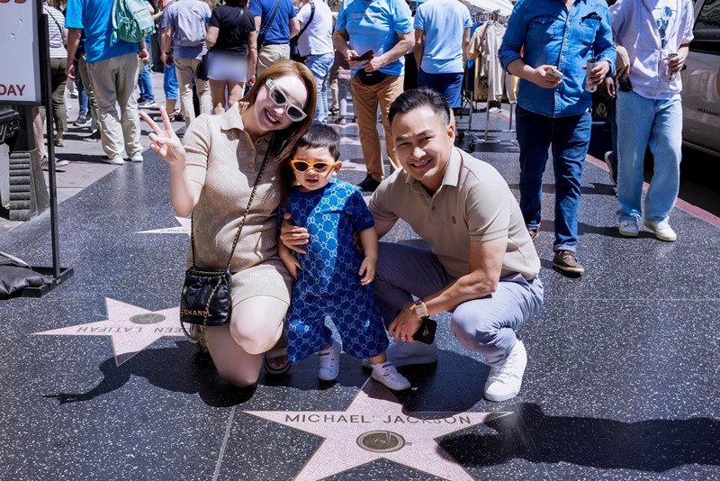 Lý Thuỳ Chang và chồng con chụp ảnh kỷ niệm với ngôi sao ghi tên Michael Jackson.