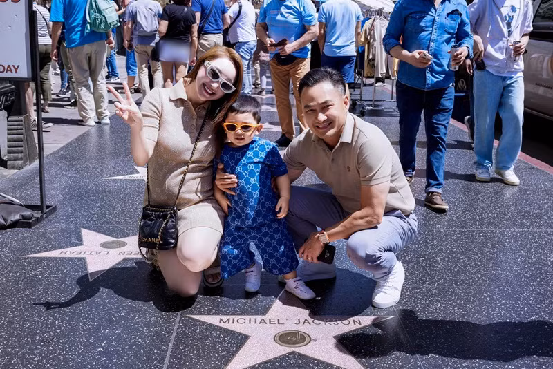 Lý Thuỳ Chang và chồng con chụp ảnh kỷ niệm với ngôi sao ghi tên Michael Jackson.