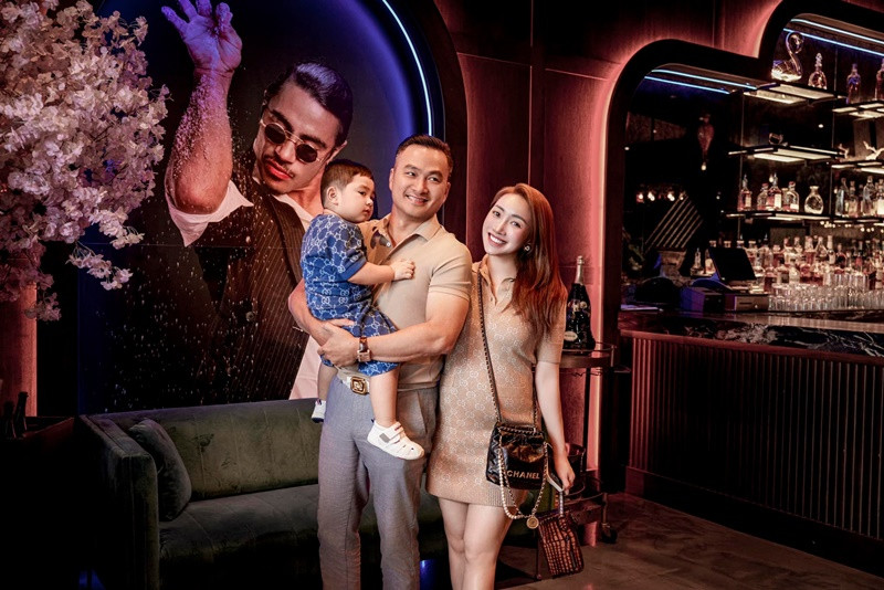 Lý Thuỳ Chang vừa chia sẻ loạt ảnh du lịch Mỹ. Cô cùng Chi Bảo và con trai Gia Khang đến đại lộ Danh vọng Hollywood, nhà hàng chuyên về các món bò trứ danh của "thánh rắc muối" Salt Bae và khu mua sắm ở Beverly Hills.