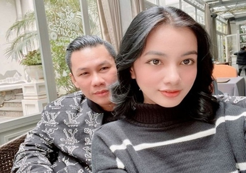 Đức Huy là chồng cũ Lệ Quyên nên cuộc sống của anh nhận được sự quan tâm của nhiều khán giả. Vào tháng 1/2021, anh bất ngờ đăng ảnh bên Cẩm Đan - top 15 Hoa hậu Việt Nam 2020. Ảnh: FBNV.