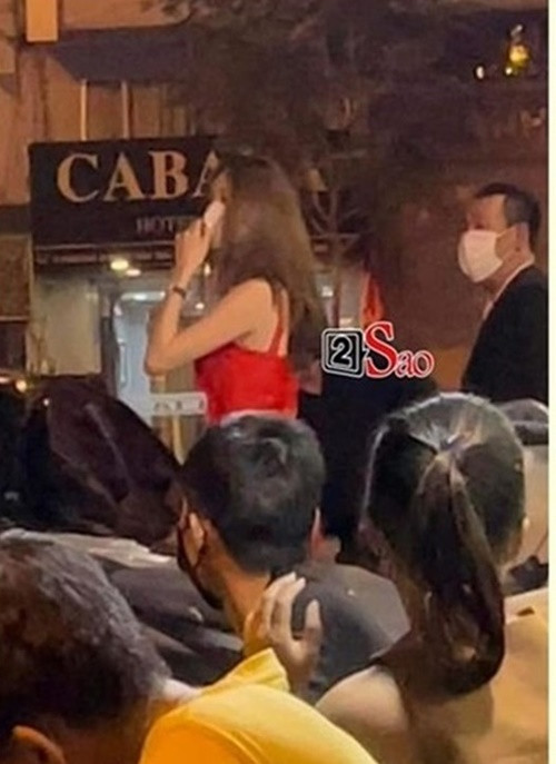 Tháng 12/2021, trong clip được lan truyền, doanh nhân Đức Huy và một cô gái bước ra từ một tụ điểm, có những cử chỉ khá thân thiết. Đáng chú ý, Khánh My bị nhiều người réo tên vì có dáng người rất giống cô gái trong clip. Ảnh: Vietnamnet, FBNV.