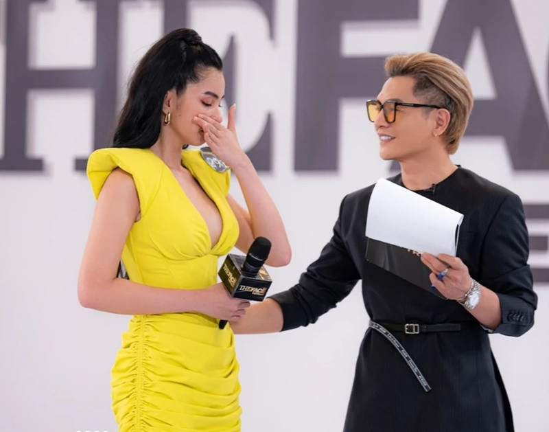 Tháng 3/2022, khi tham gia The Face Vietnam, Cẩm Đan bật khóc khi ban giám khảo muốn biết về câu chuyện khiến cô bị cộng đồng mạng “tấn công”. “Chuyện của em là rất riêng tư nên em không muốn nhắc lại để tránh ảnh hưởng đến một người nào đó trong câu chuyện này. Em sẽ không kể đâu ạ", Cẩm Đan cho biết. Một số khán giả cho rằng câu chuyện mà Cẩm Đan không muốn nhắc lại là ồn ào tình cảm. Ảnh: Pháp Luật TP HCM.