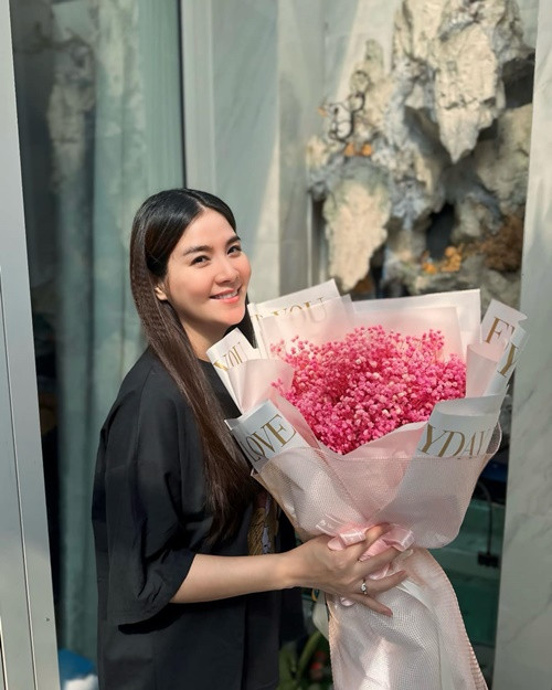 Nữ diễn viên thường xuyên mặc trang phục rộng.