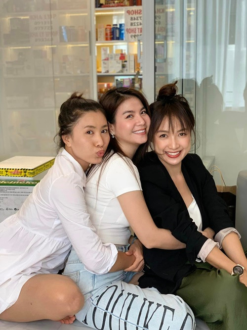 Trước khi xác nhận mang bầu, Kha Ly để lộ vòng hai lùm lùm.