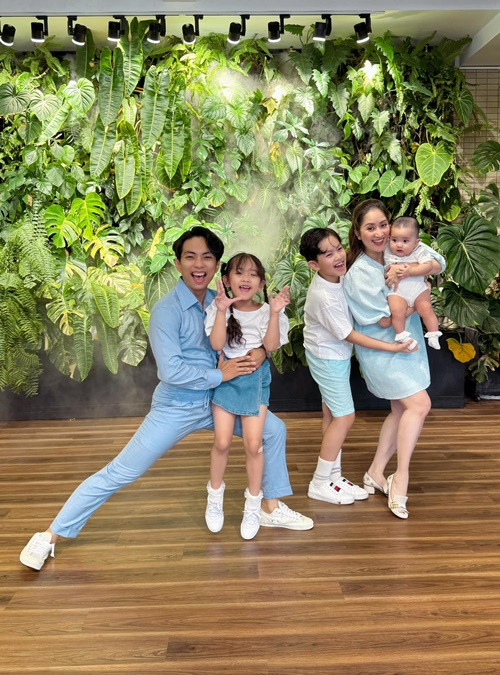 Phan Hiển luôn "nịnh" Khánh Thi. Dịp sinh nhật vợ, anh viết: “Trong mắt anh em luôn là 1 người phụ nữ thông minh, xinh đẹp, giỏi giang và là 1 người mẹ tuyệt vời. Dù ai có nói ra nói vào và chê em thế nào đi chăng nữa thì vẫn luôn là người tuyệt vời nhất đối với anh. Cảm ơn em đã hy sinh rất nhiều để anh có được mọi thứ. Mãi yêu em. Nữ hoàng của anh”. Ảnh: FBNV.