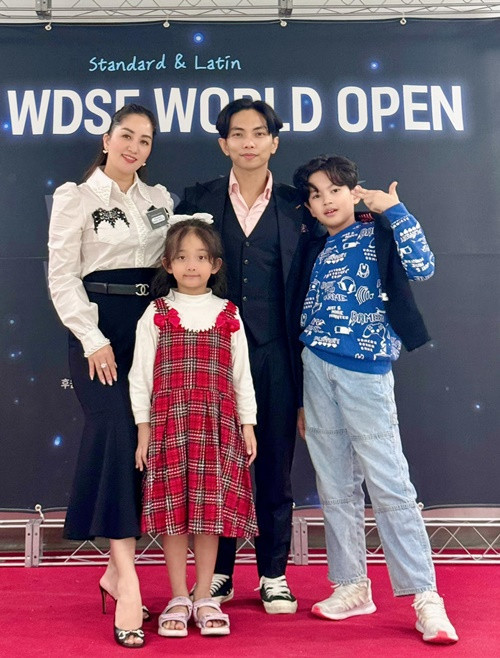 Khánh Thi thường xuyên diện trang phục khá rộng khi chưa lấy lại được vóc dáng thon thả. Ảnh: FBNV.