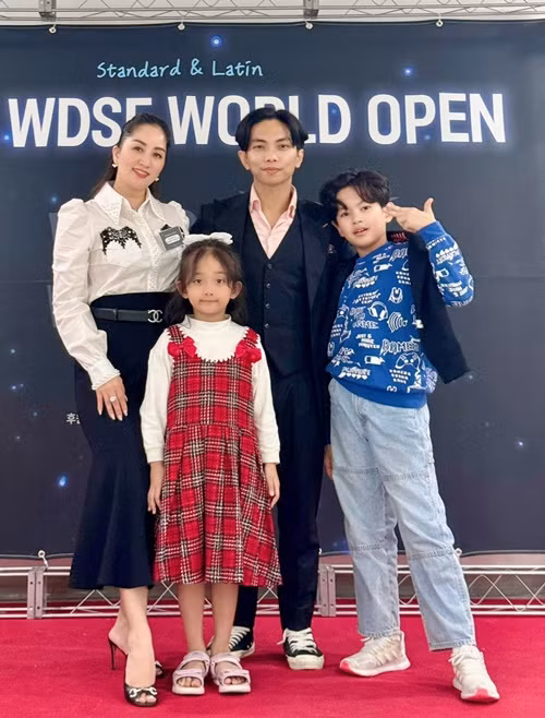 Khánh Thi thường xuyên diện trang phục khá rộng khi chưa lấy lại được vóc dáng thon thả. Ảnh: FBNV.