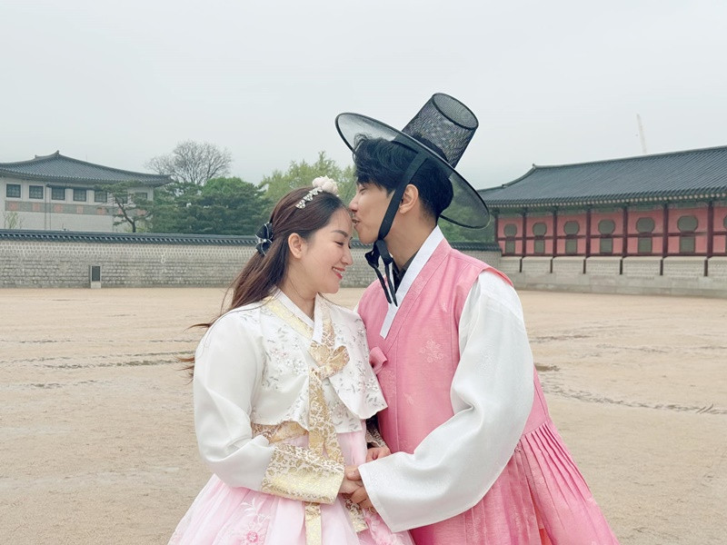 "Anh sẽ làm PT cho vợ. 1 tháng vợ xuống 1 kg cho anh thôi. Nhẹ nhàng vui khỏe", Phan Hiển động viên Khánh Thi khi cô sinh con được 3 tháng. Ảnh: FBNV.