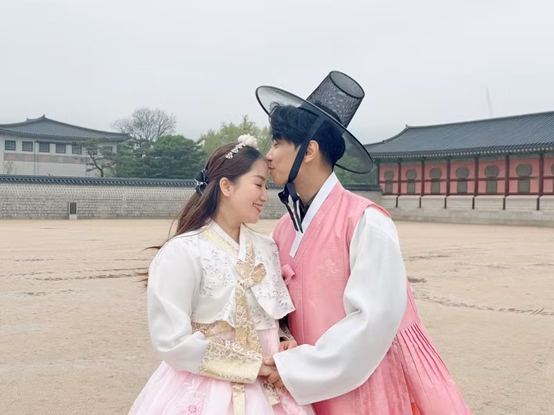 "Anh sẽ làm PT cho vợ. 1 tháng vợ xuống 1 kg cho anh thôi. Nhẹ nhàng vui khỏe", Phan Hiển động viên Khánh Thi khi cô sinh con được 3 tháng. Ảnh: FBNV.