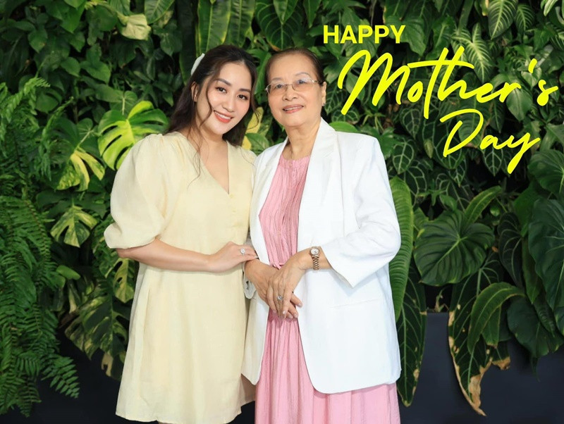 Khánh Thi diện váy suông khi xuất hiện bên mẹ đẻ. Ảnh: FBNV.