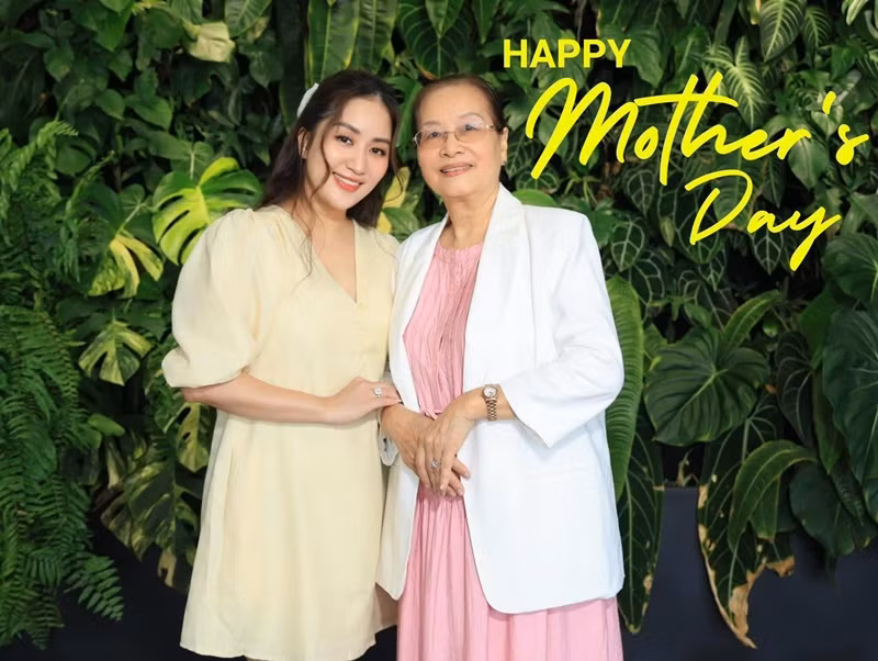 Khánh Thi diện váy suông khi xuất hiện bên mẹ đẻ. Ảnh: FBNV.