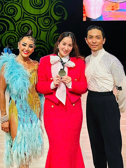 Từng 3 lần sinh nở, ở tuổi 42, nữ hoàng dancesport không dễ lấy lại vóc dáng săn chắc, thon gọn như xưa. Ảnh: FBNV.