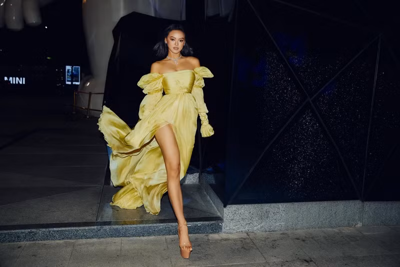 Nàng hậu diện mẫu váy trễ vai, xẻ tà khoe vẻ gợi cảm thiêu đốt ánh nhìn.