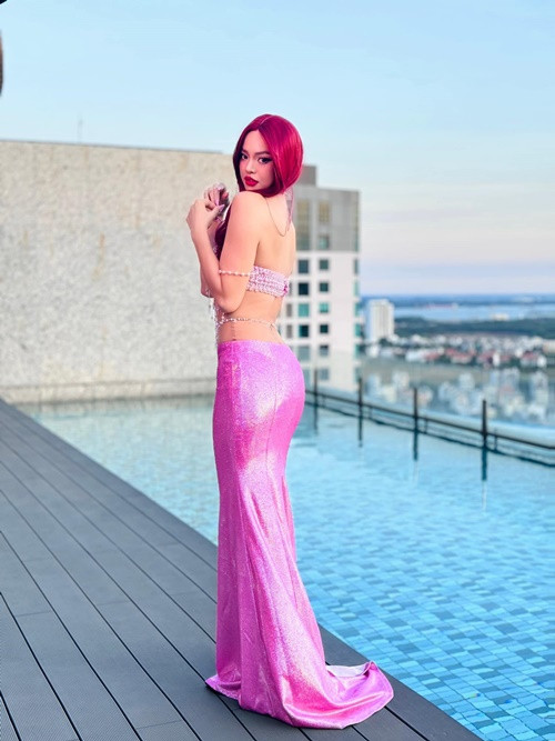 Nàng hậu hoá thân nàng tiên cá đầy quyến rũ.