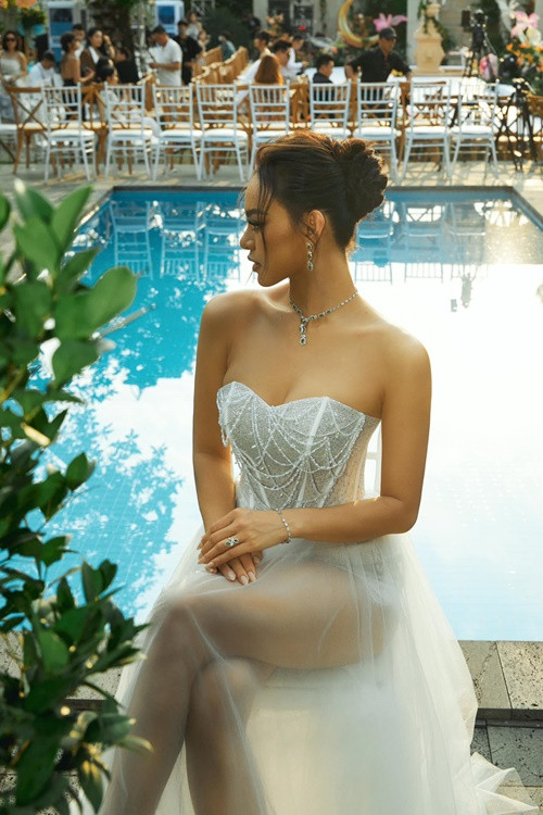 Mai Ngô “o ép” vòng một với mẫu áo quây, xuyên thấu.