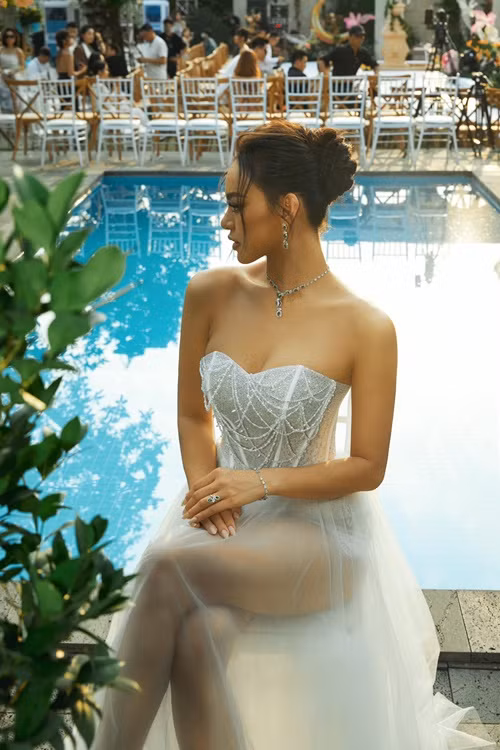 Mai Ngô “o ép” vòng một với mẫu áo quây, xuyên thấu.