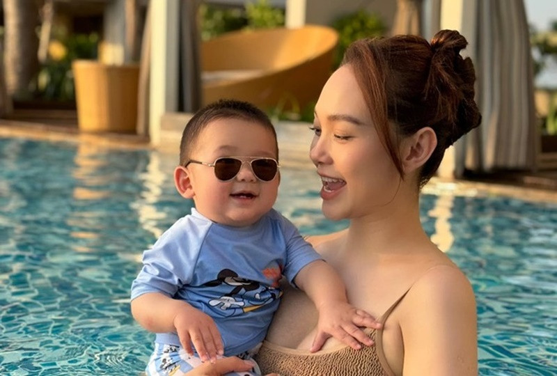 Cậu nhóc khoe những chiếc răng xinh khi đi bơi cùng mẹ.