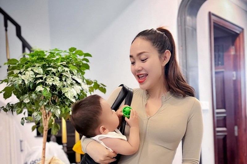 Con trai Minh Hằng có bố là doanh nhân, mẹ ca sĩ, diễn viên nổi tiếng nên sinh ra đã "ngậm thìa vàng".