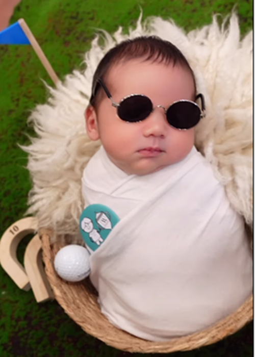 Bé Mỡ vẻ ngoài bụ bẫm, đáng yêu. Nhiều người cho rằng cậu nhóc có gương mặt giống bố.