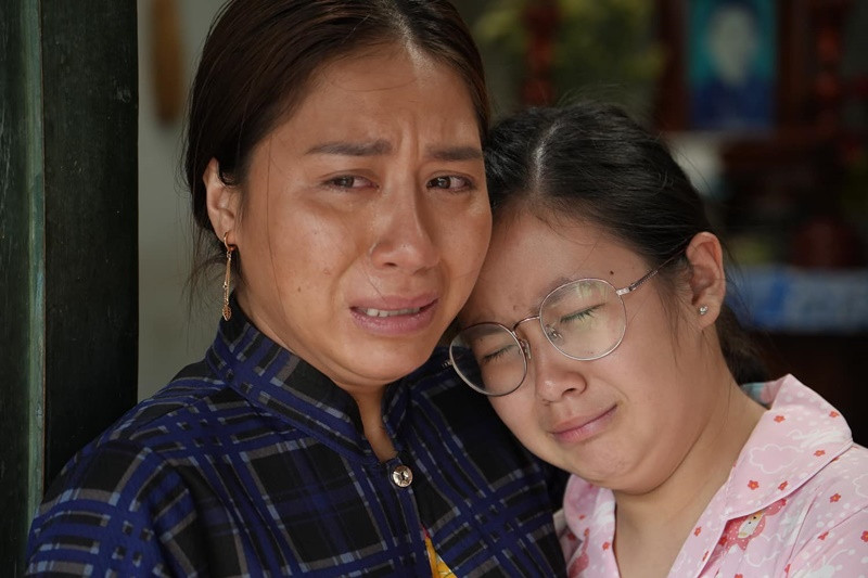 Tín Nguyễn chia sẻ trên Dân Trí: “Nhuộm da nâu nhưng chưa đủ đen, nên khi lên phim tôi cũng đã phủ thêm một lớp phấn”.