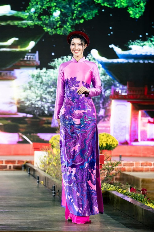 Phương Nhi trình diễn thời trang áo dài.