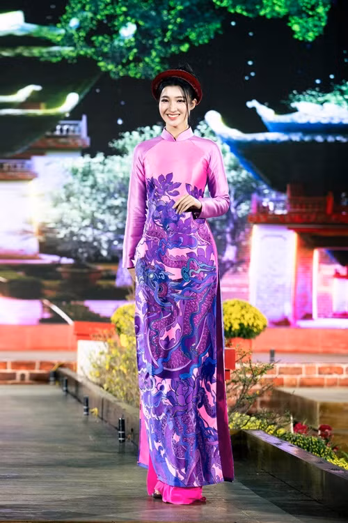 Phương Nhi trình diễn thời trang áo dài.