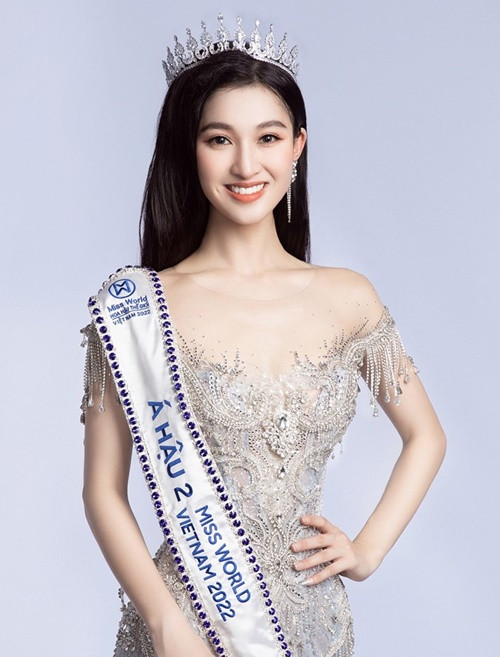 Nguyễn Phương Nhi sinh năm 2022, đến từ Thanh Hóa. Tháng 8/2022, cô giành ngôi vị á hậu 2 Miss World Vietnam.