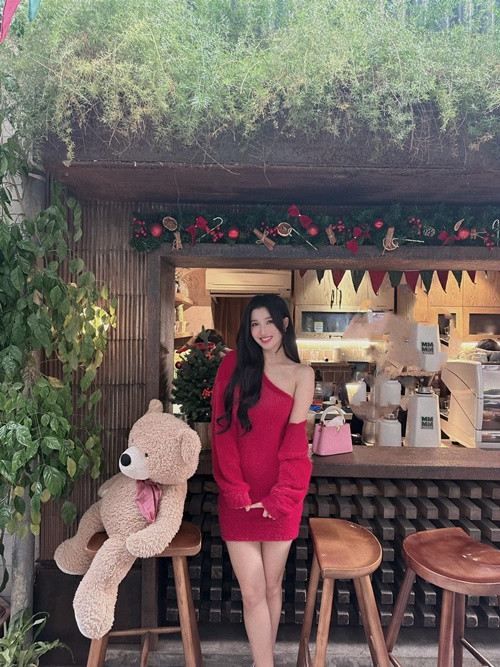 Đại diện của công ty quản lý Phương Nhi chia sẻ trên Znews, nàng hậu tập trung cho việc học tại Đại học Luật Hà Nội sau thời gian bảo lưu kết quả để thi nhan sắc quốc tế.