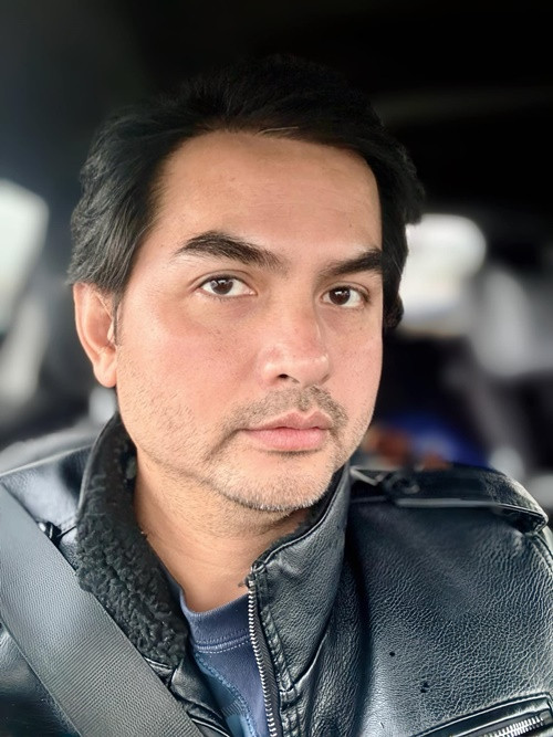 “Có lúc bản thân gần như kiệt sức, về nhà ăn xong là tôi lăn ra ngủ. Sáng dậy từ 6h sáng đi làm đến 10h30 tối mới xong. Cuối tuần phải chạy show, thậm chí tôi phải tranh thủ ngủ trên máy bay. Sau đó tôi đã phải bỏ bớt công việc vì quá mệt mỏi”. Đức Tiến nói.