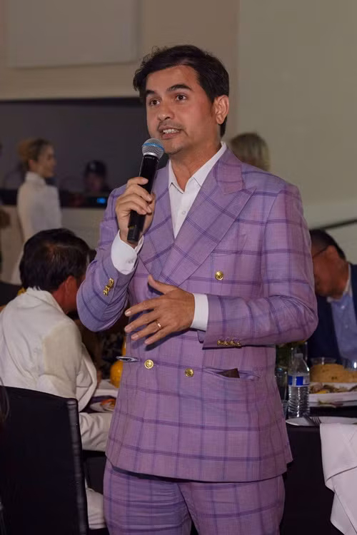 Sang Mỹ định cư, Đức Tiến luôn cố gắng kiếm tiền. Năm 2021, trong cuộc phỏng vấn với Vietnamnet, anh cho biết phải làm tới 2,3 công việc một lúc.