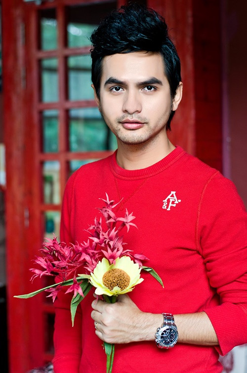 Ba mẹ Đức Tiến ly hôn khi anh mới 5 tuổi. Anh sống cùng mẹ sau đó về ở với ba rồi ở với dì ruột.