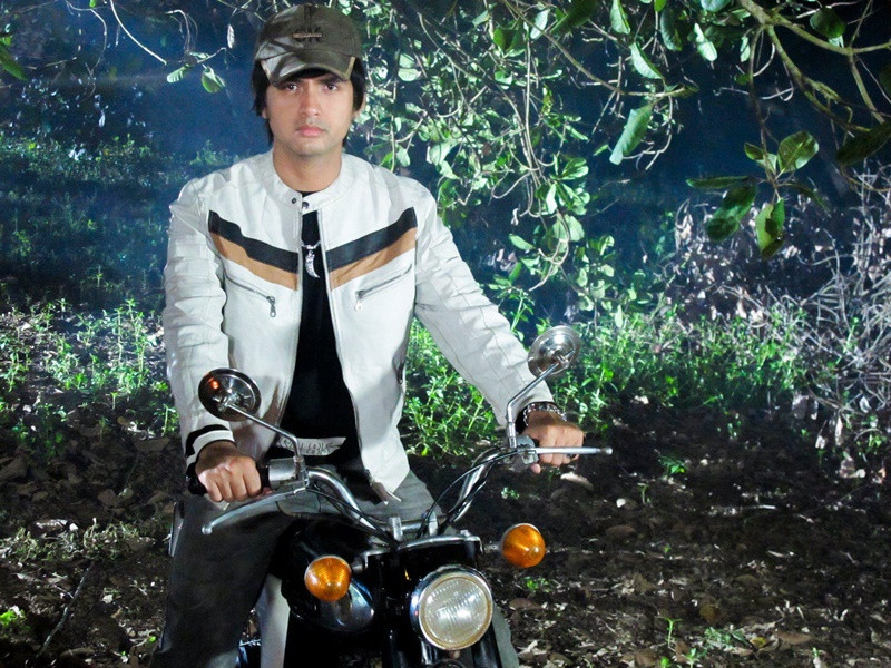 Đến năm Đức Tiến học lớp 10, công việc của ba phát triển tốt nên ba đưa anh về sống chung, lo cho ăn học.