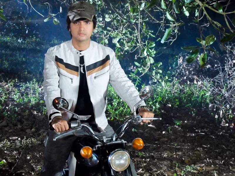 Đến năm Đức Tiến học lớp 10, công việc của ba phát triển tốt nên ba đưa anh về sống chung, lo cho ăn học.