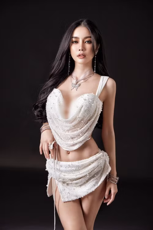 Punrada đang làm người mẫu tự do.