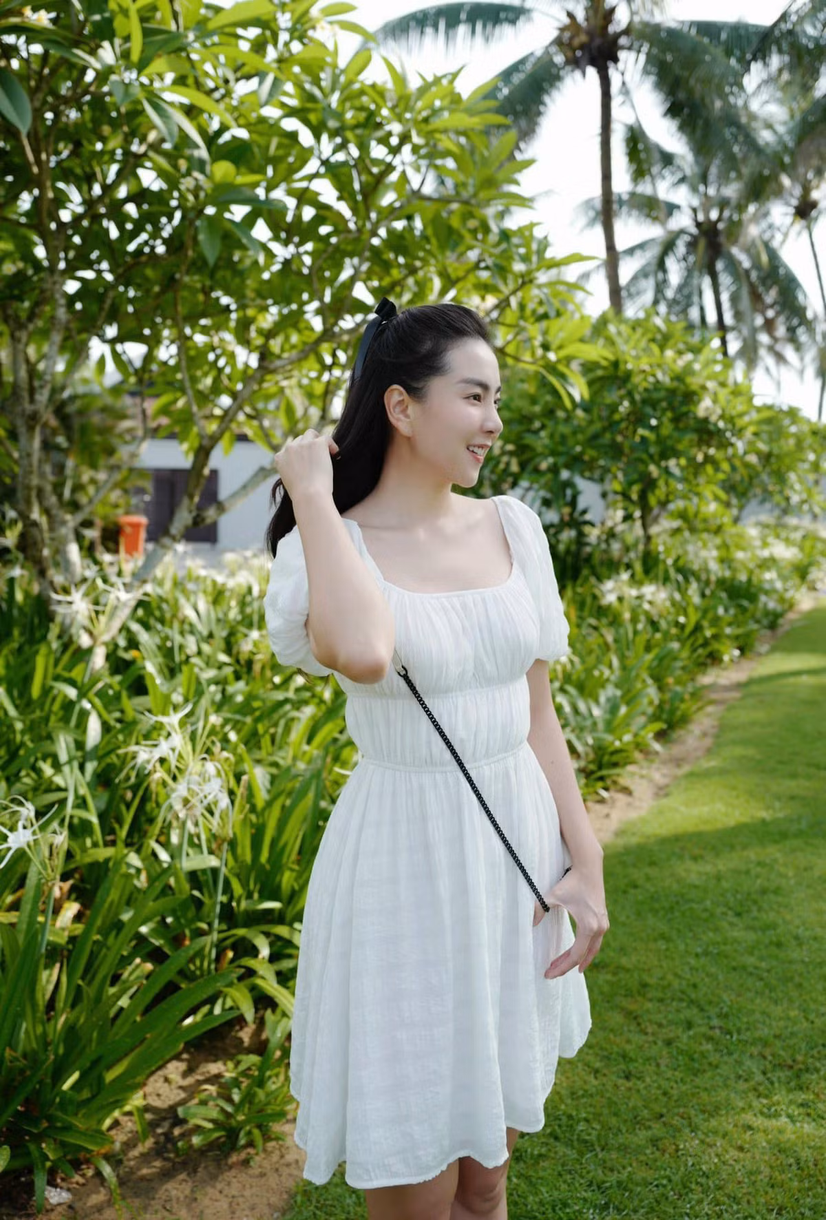 Trước tin đồn tình cảm của chồng cũ, nữ MC viết ẩn ý: "Chỉ nghe chuyện mới, không nghe chuyện cũ".