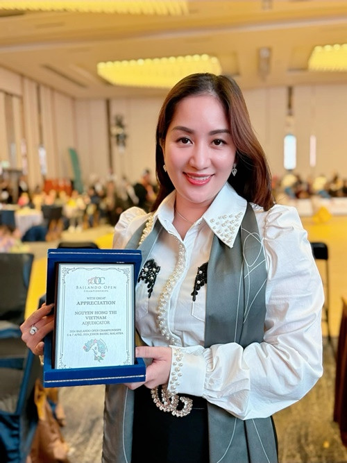 Sau động thái của Thủy Tiên, Khánh Thi để lại bình luận dưới bài đăng đòi nợ: “Xin phép được xóa status phần ca sĩ mượn Thi tiền. Đã nhắn tin trao đổi”.