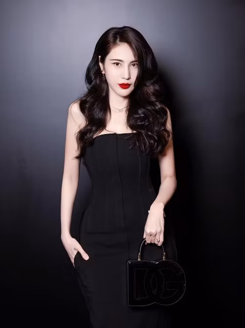 Sau khi Khánh Thi lên tiếng, Thủy Tiên đã có phản ứng. Trên trang cá nhân, Thủy Tiên khẳng định, cô không hề vay mượn Khánh Thi.