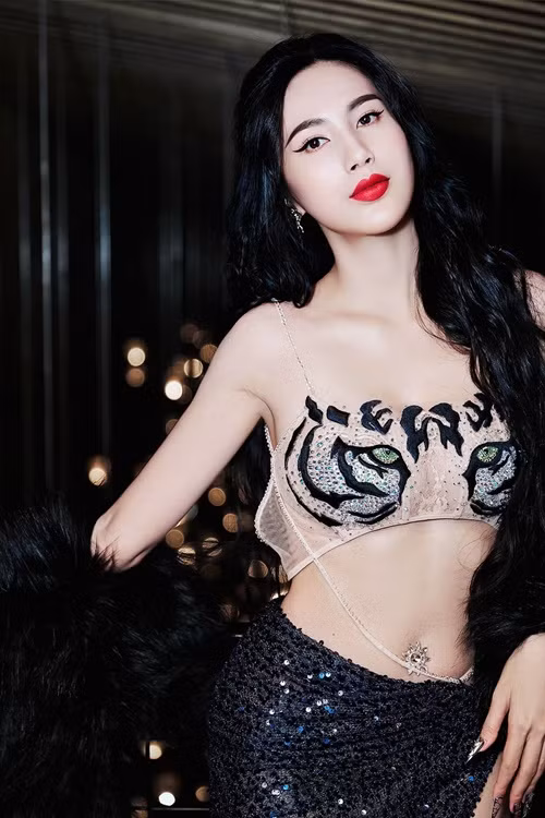 “Năm đó 2 ca sĩ thi Bước nhảy hoàn vũ chỉ có chị Thu Minh và em, tự dưng chị Thi nói 1 ca sĩ năm đó vay chị 80 triệu 13 năm không trả xong rồi mọi người đồn đoán 1 trong 2, 1 số inbox nói kháy, chửi rủa em quá chừng. Chị Thi chỉ đính chính là chị Thu Minh không phải người mượn nợ, vậy chẳng khác nào nói với mọi người rằng người mượn nợ chính là em?. Em từ trước giờ chẳng mượn nợ hay thiếu nợ ai bao giờ cả, chốn showbiz thị phi này lại càng không muốn liên quan… 2 chị em cũng chưa từng qua lại nói chuyện với nhau ngoài chương trình bao giờ, ngay cả số điện thoại nhau lại còn không có”, Thủy Tiên bức xúc.