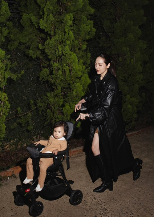 Nữ ca sĩ Bảo Anh vừa đăng ảnh bên con gái Misumi. Cô chia sẻ: "Mỗi người một cuộc đời nên Misumi ở nhà với bà ngoại mà mí đi Mỹ hát mấy ngày về nha. Vui vẻ không quạu nha chiếc em bé ơi. P/s: Mặt vậy mà nói chỉ quạu chỉ giận đó".