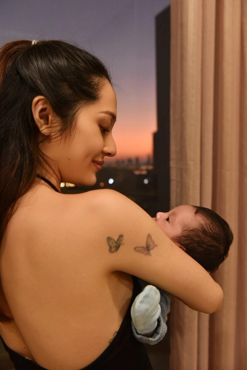 Nữ ca sĩ vừa lập riêng cho ái nữ một trang cá nhân Facebook để lưu giữ lại tất cả hành trình đến với thế giới này của con. "2023. Cám ơn con mèo đã theo mà mí đi diễn từ lúc mà mí có em, từ trong bụng đã đi Nhật rồi đi Mỹ diễn với mẹ, cám ơn em vì đã dễ chịu trộm vía ngoan ngoãn hay cười, cám ơn em vì tất cả", Bảo Anh viết khi đăng ảnh bồng bế con gái nhỏ.